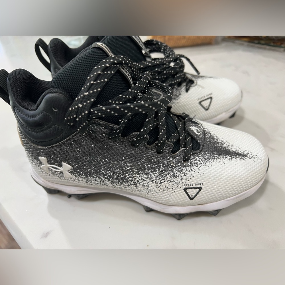 Boys size 2 like new cleats. (Rubber)